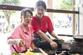 “扁担女孩”拒绝资助，找到暑假工后，老板却因12元时薪被人吐槽图片