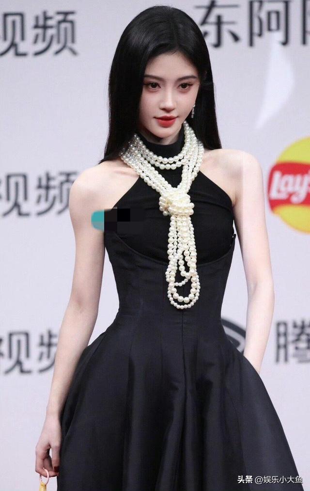 鞠婧祎出席星光大赏活动，黑色露肩长裙配珍珠项链，腰肢纤细好美