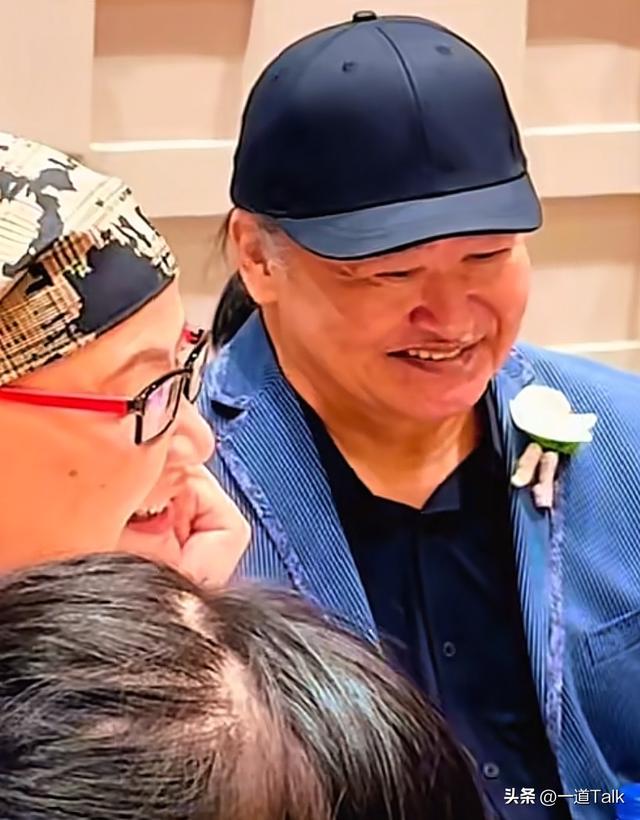 刘欢34岁女儿大婚！新娘打扮掉价，女婿长相普通，刘欢强颜欢笑