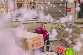 北京独臂小哥的快递路：一个人，一只手，一辆车……图片