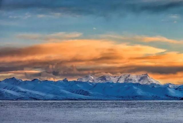 西藏天湖冬日变蓝宝石秘境，千里冰封宛如异星