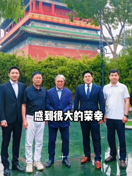 李嘉诚再有钱也没用，这一次现身北京观礼的霍震霆，给他上了一课