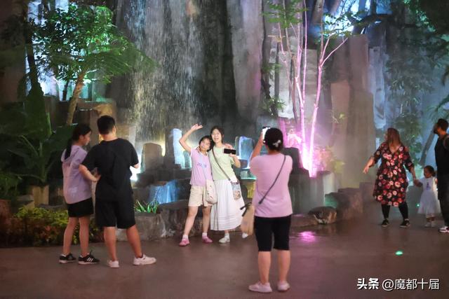 温室花园夜游启幕！下雨浇不灭游客热情