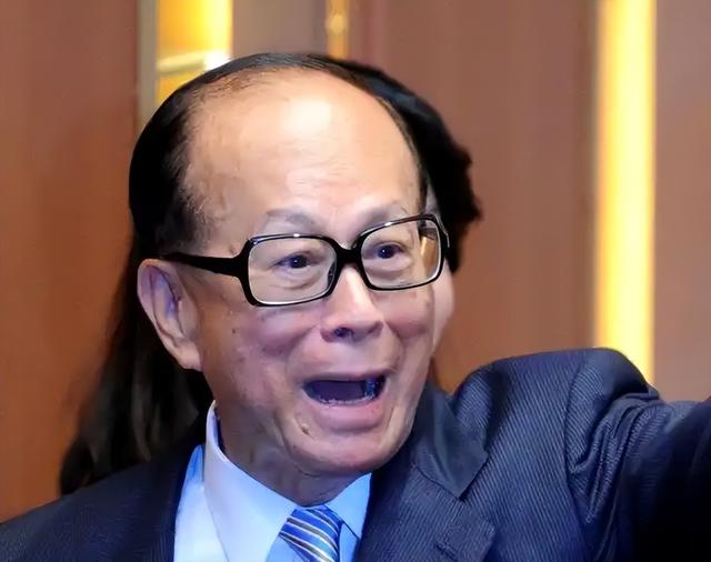 中央亮剑，李嘉诚嗅到危险，疯狂抛售大湾区房源，掐准时机大撤退