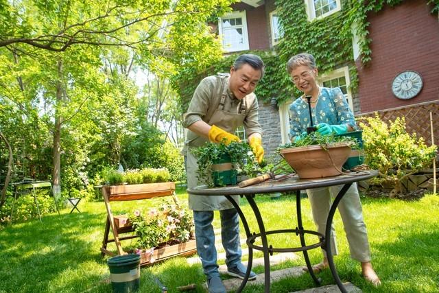 我和男闺蜜去看午夜场电影，散场后，却看见老公在影院门口