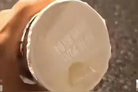 茶百道火速致歉：奶茶外卖变白水 涉事员工开除，相关门店解约图片