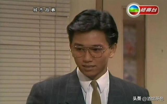 演员温兆伦现状：定居北京，61岁不显老依然帅气，10岁女儿很漂亮