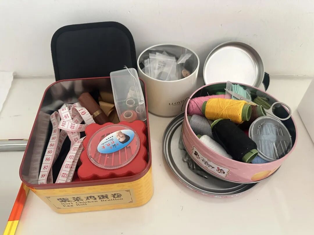 别扔饼干铁盒! 粘个底座变调料盘、针线盒, 实用又好看(图4) 别扔饼干铁盒! 粘个底座变调料盘、针线盒, 实用又好看(图4)