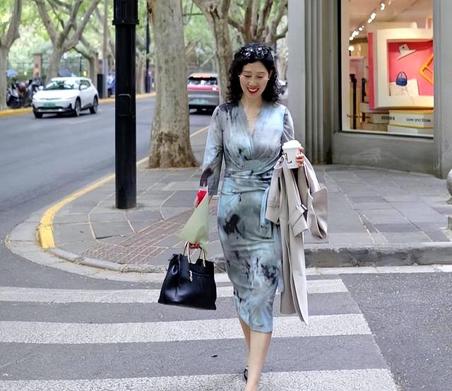 这是我见过穿得最高级的55+女人	，不穿廉价装，衣简利落，太气质