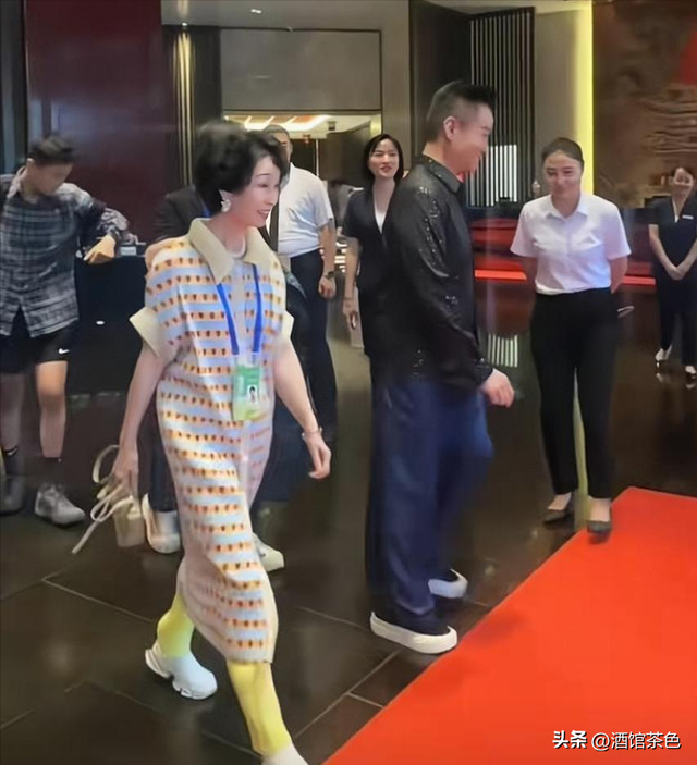 阎维文妻子现状：66岁驼背苍老瘦成皮包骨，夫妻差1岁像两代人