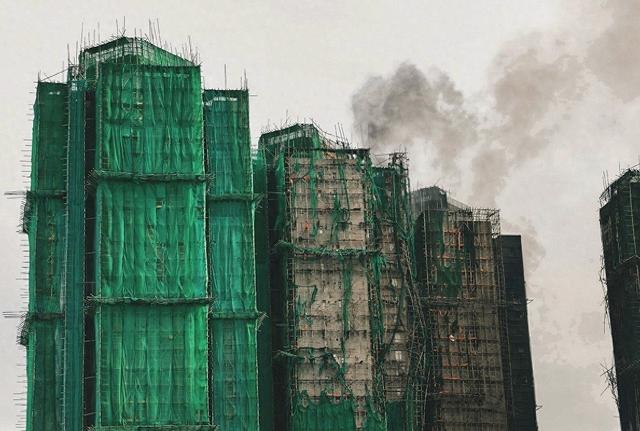 豪门面目，香港火灾后霍启刚做了两件大事，摘下郭晶晶老公标签！