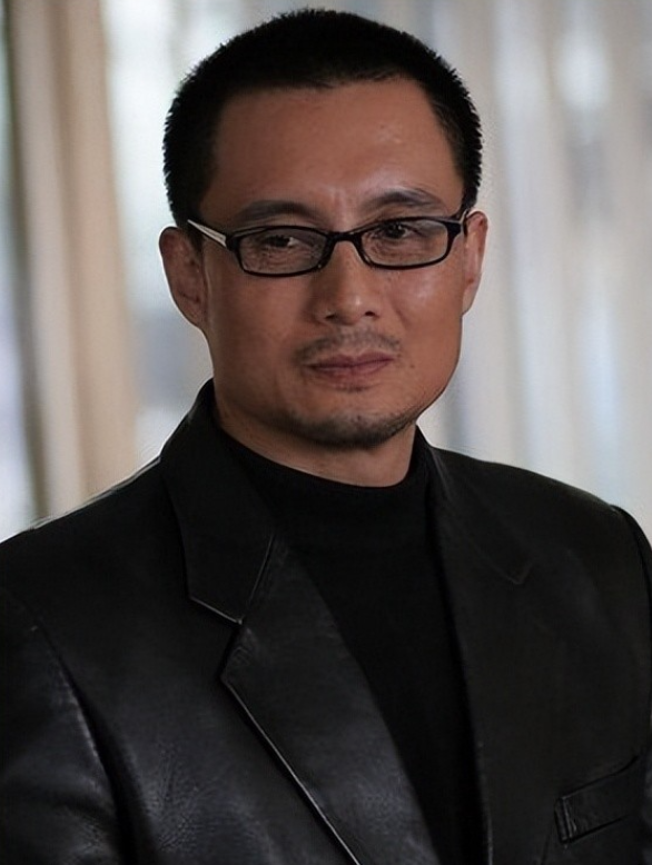 他被谢霆锋打成重伤，发妻6次流产绝情离开，如今街头卖卤肉为生
