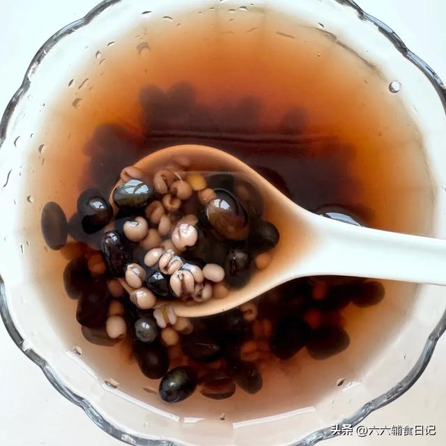 女人必喝！黑豆煮水4种黄金搭配，气血双补，喝出好气色