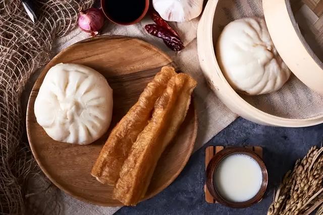 早上九点吃早餐错了？医生建议：过了70岁，早餐要尽量做到这4点