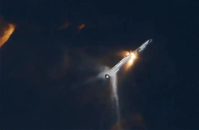 星舰火箭试飞成功！特朗普：要把美国星条旗插上火星