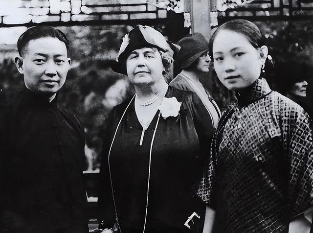 2女共同侍奉1夫,关系却情同姐妹,生前“三人行”,死后三人葬同穴