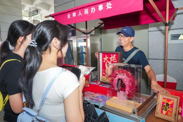 出站秒变蟳埔女！泉州动车站惊现「丰泽有戏非遗快闪」，更有惊喜见面礼