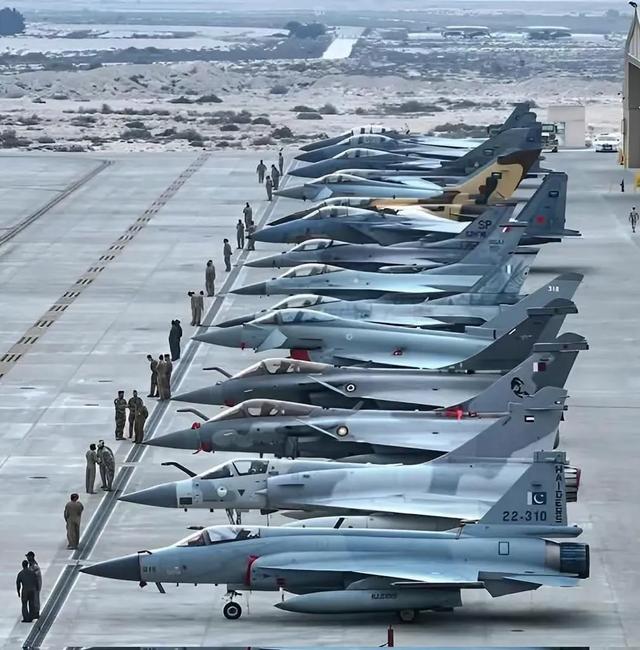 三哥又赢了!印度“光辉”只坠毁2架,“中国歼-15坠毁300架”?