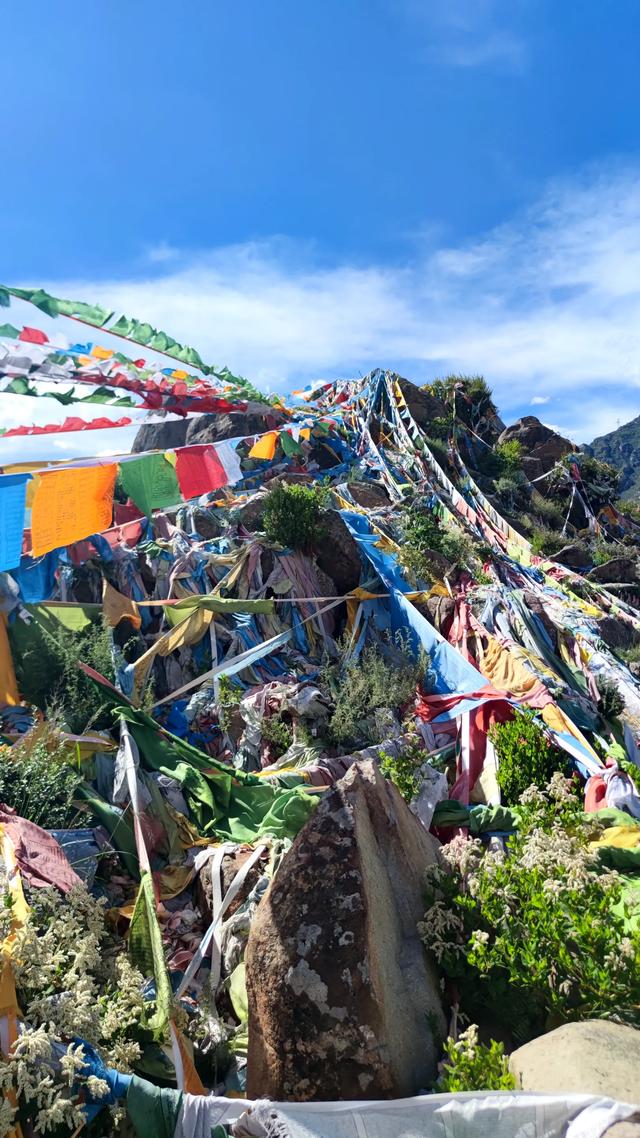 两登拉萨色拉寺后山，上升600米，山顶海拔4200米，经幡飘扬