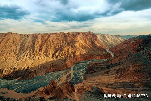 七绝·库车大峡谷