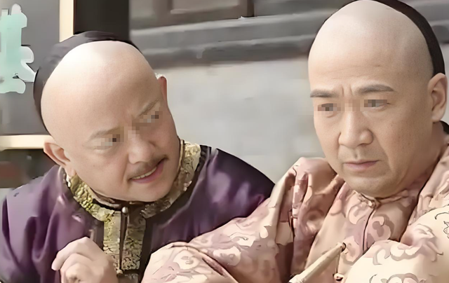 乾隆说上联：坐北朝南吃西瓜，籽往东放！纪晓岚出下联惹众人脸红