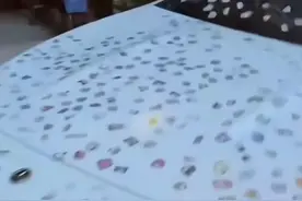 疑似熊孩子把奔驰车贴满贴画，车主已报警。评论区炸锅！图片