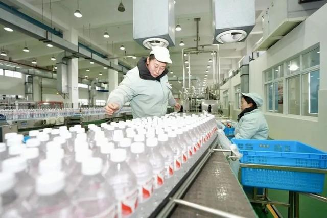 原来宗馥莉早就留好后手，官方的两个字暗藏深意，长江后浪推前浪