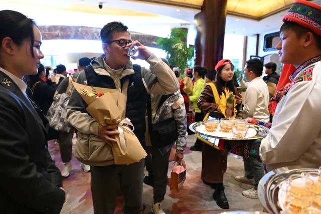 昆明冬日氛围感拉满！跟着香港明星足球队，解锁翠湖海鸥+梧桐黄墙的浪漫剧本