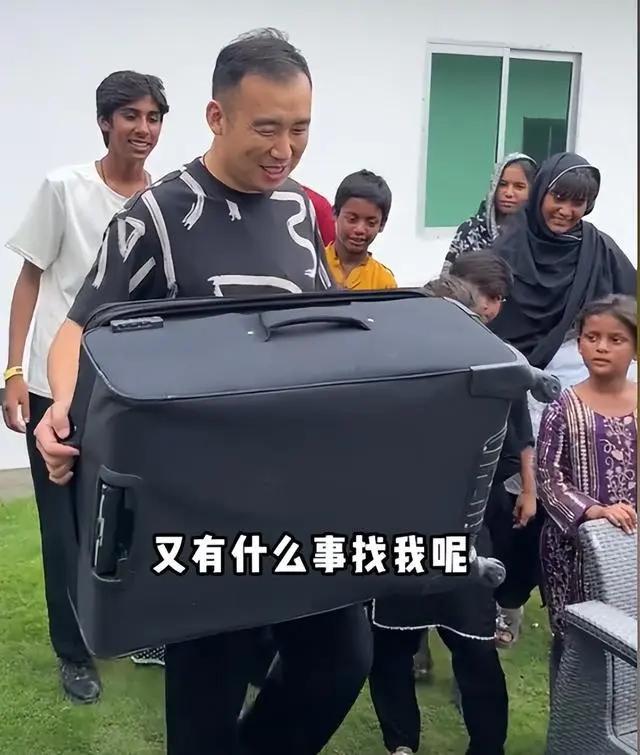 宣布退网！中国男子在巴铁8年，花千万扶贫，妻儿出事后无奈回国