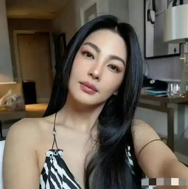 张雨绮穿吊带看着骨架有点大哦！这大体格谁看了不喜欢？