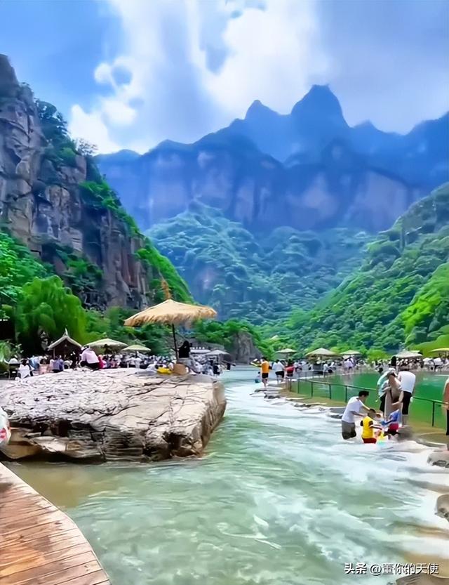 游客在河南一景区游玩买补给没网又没钱，老板一句话，众人：得给