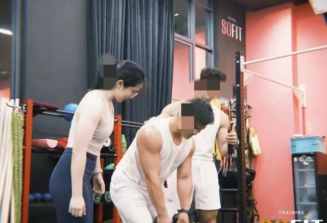 男子实名举报妻子婚内出轨健身教练，妻子身份曝光，画面流出