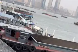 一货船失控撞上黄浦江金陵东路水域防汛墙，声响巨大！回应来了图片