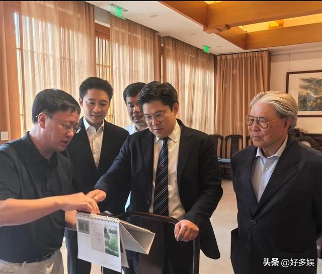 霍震霆父子三人现身北京，霍启刚温润如谦谦君子，霍启山帅气逼人