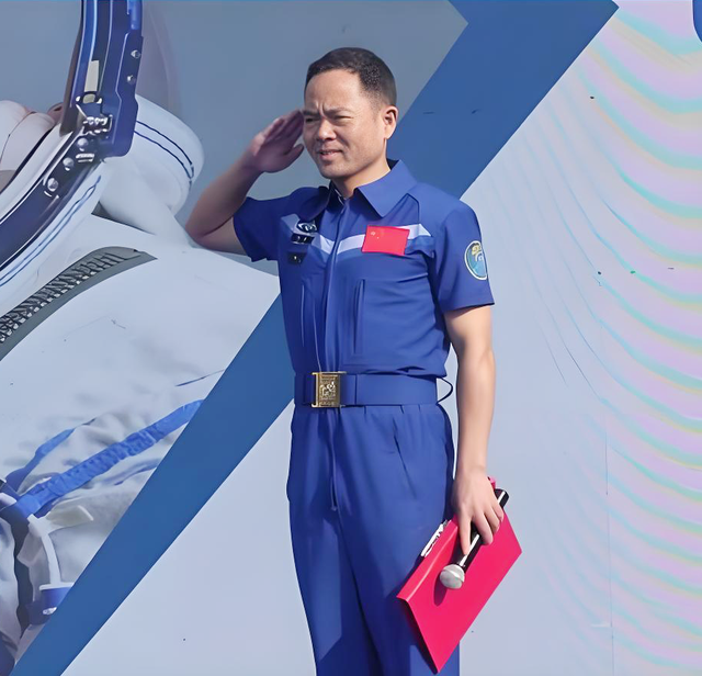 张陆二次飞天！他小时候帮父母卖鱼7年，妻子是他最坚强的后盾