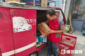 一线直击·高温下的坚守 | 快递小哥的赶“烤”路图片