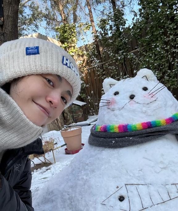 姚晨和儿子在北京别墅堆雪人，儿子土豆越长越帅，院子里都是猫窝