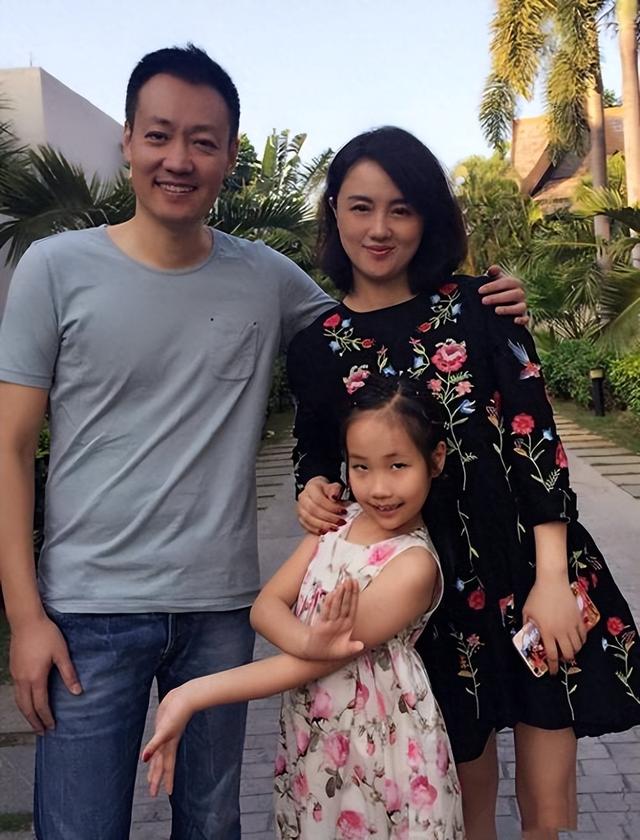 朱媛媛去世不到1年，52岁辛柏青现身春晚彩排，恶心的一幕出现了