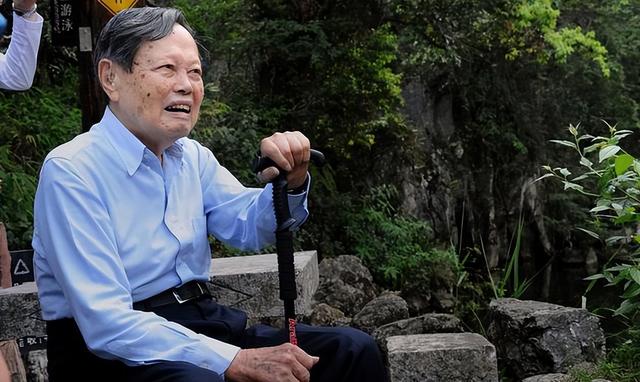 杨振宁猝然离世，临终状态曝光，翁帆25字表心情，难怪相爱20年