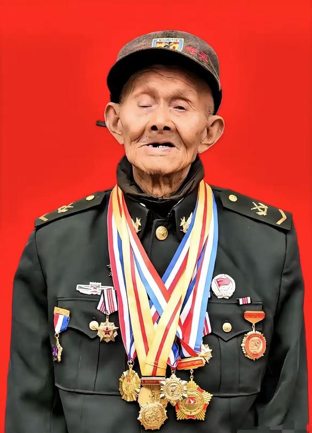一路走好！阅兵刚结束不到24小时，102岁抗战老兵彭长竹安详离世