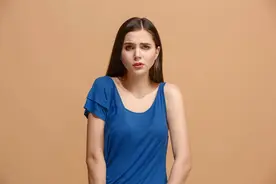 老公出差，我视频与闺蜜男友，意外发生了什么？图片