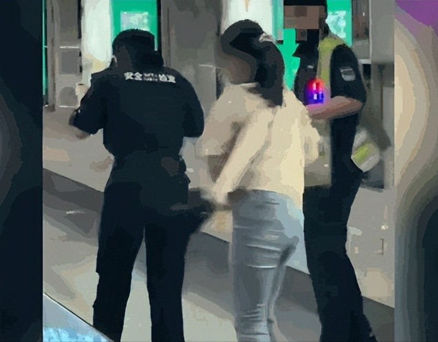 女子打地铁安检员事件升级！丑恶嘴脸曝光，原因被扒，全网已社死
