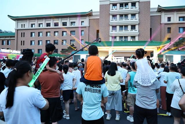 百年长街跃音符，唱响长春夜旋律，2025长春文旅街头音乐会启幕