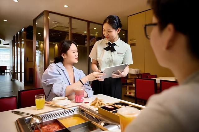 半两财经｜海底捞开臻选店，10万台苹果设备赋能