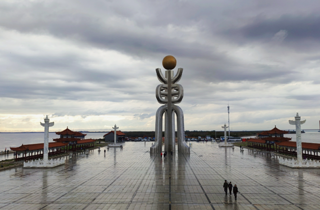 普京专机离开北京后，刚飞出中俄国境线，马上降落在了海参崴