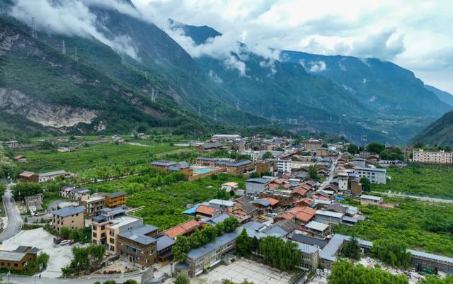 四川这个小县城火了,夏天很凉快,物价很亲民,知道的人不多