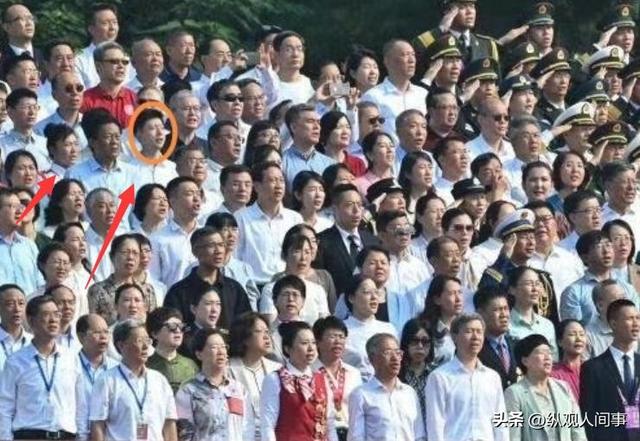 九三阅兵现场！姚明太扎眼，霍启刚抢镜，郑钦文潘展乐全在好热闹