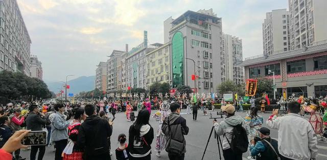 游客亲历连南盘王节巡游，普通观众拍照好难，叹：好看表演被毁？