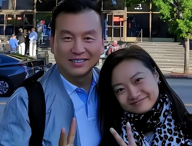 央视主持人张泽群:55岁才当父亲	，妻子跑了儿子丢了，今孤身一人