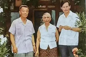 1971年，杨振宁和岳父杜聿明、岳母曹秀清在北京，一张罕见的合影图片